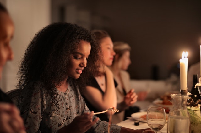woman-eating-dinner